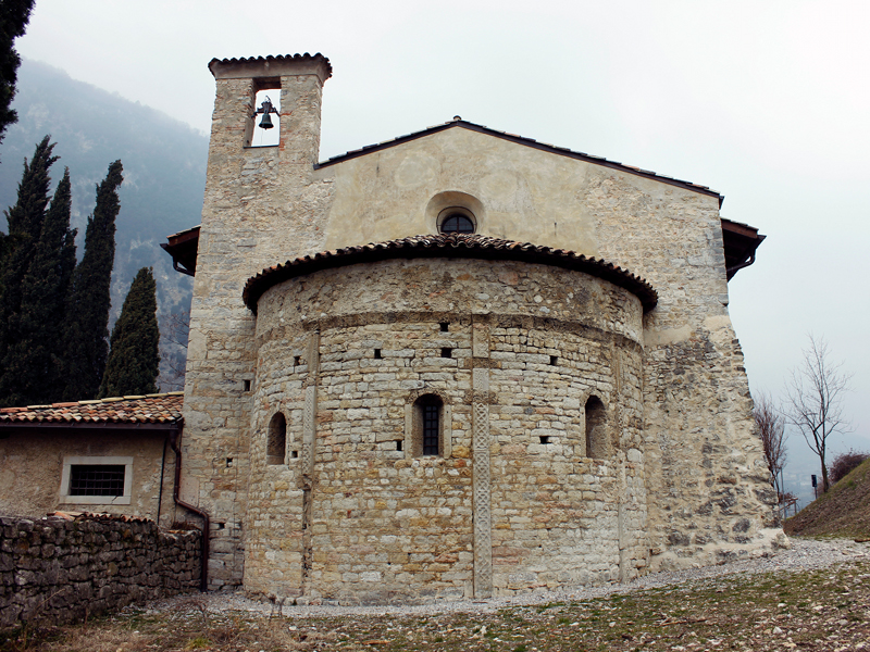 La splendida abisde della chiesa di San Lorenzo a Frapporta nei pressi di Tenno
